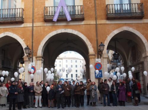 Globos blancos en el Ayuntamiento de Cuenca en recuerdo de las víctimas por la violencia de género en su Día Internacional