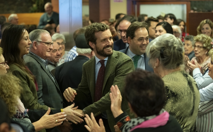 Casado hará campaña "en positivo y sin grandilocuencia" para convencer de que "se puede volver a confiar en el PP"