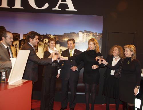 María Dolores de Cospedal visita el stand del Ayuntamiento de Cuenca en la Feria Internacional de Turismo