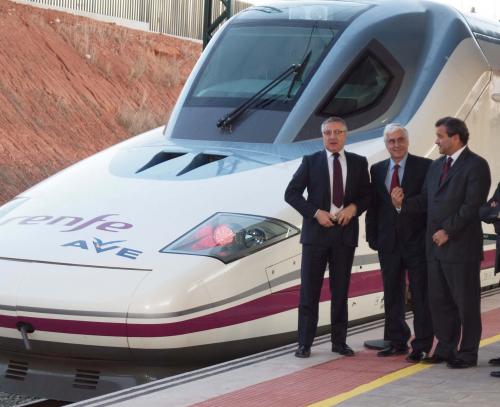 El alcalde de Cuenca aprovecha la presencia del ministro de Fomento para pedir trenes más madrugadores que permitan vivir en Cuenca y trabajar o estudiar en Madrid y Valencia