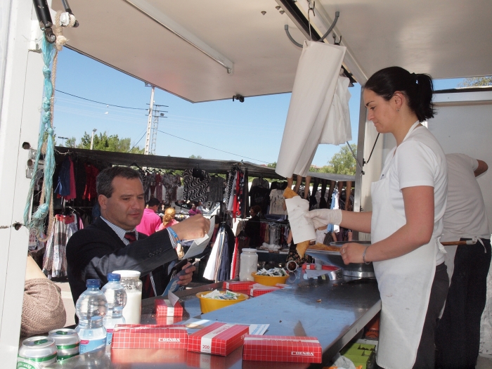 Pulido hace un alto en la churrería para reponer fuerzas en una dura jornada electoral