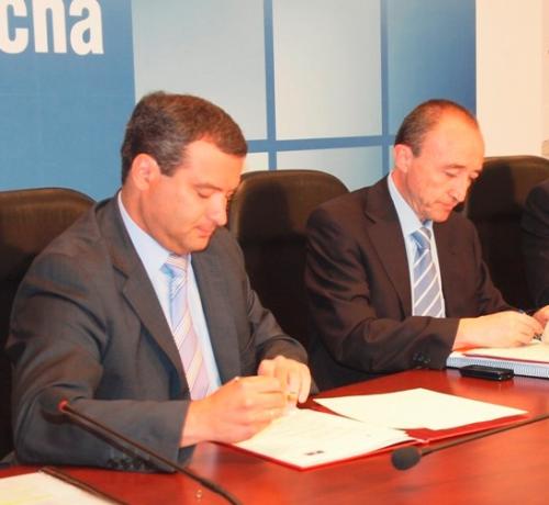 El alcalde de Cuenca y el consejero de Salud firman el convenio para poner el marcha el II Plan Local de Integración Social 2010-2013