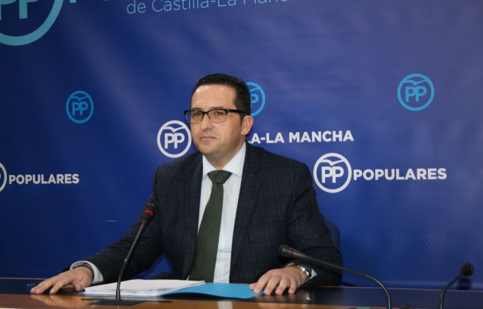 Page, en lugar de solucionar los problemas que crea, se marcha a Roma con el dinero de los castellano-manchegos