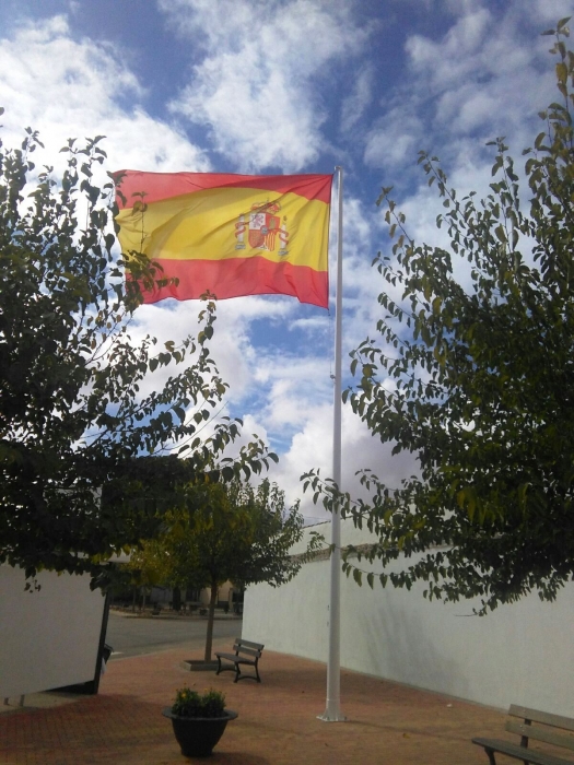 El Ayuntamiento de Casas de Haro rinde un emotivo homenaje a la Bandera de España y apoya la labor de los Cuerpos y Fuerzas de Seguridad del Estado