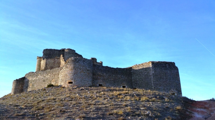 El PP de Puebla de Almenara pregunta a Mena si prefiere que el pueblo sea conocido por su impresionante Castillo o por la ‘Operación Almenas’ 