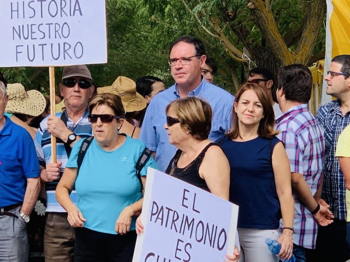 Prieto participa en la marcha reivindicativa que pide a la Diputación que no anule la inversión en el Palacio de los Gosálvez 