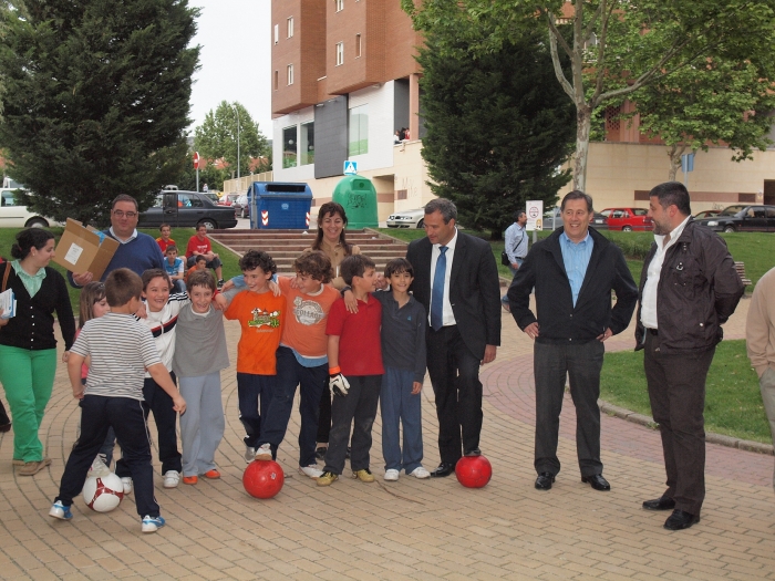 Pulido apuesta en su visita a Villaluz y San Fernando por una ciudad más acogedora y con menos coches