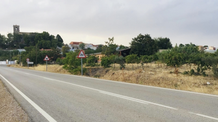 La alcaldesa de Tresjuncos insta a la Diputación a que aproveche unos terrenos que tiene la institución en este pueblo para  construir uno de los Parques de Bomberos