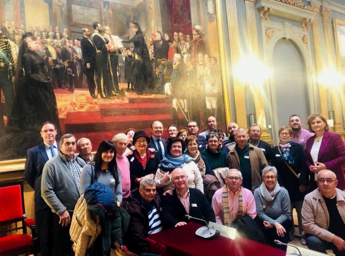 Benjamín Prieto y Montserrat Martínez enseñan el Senado a vecinos de Casasimarro