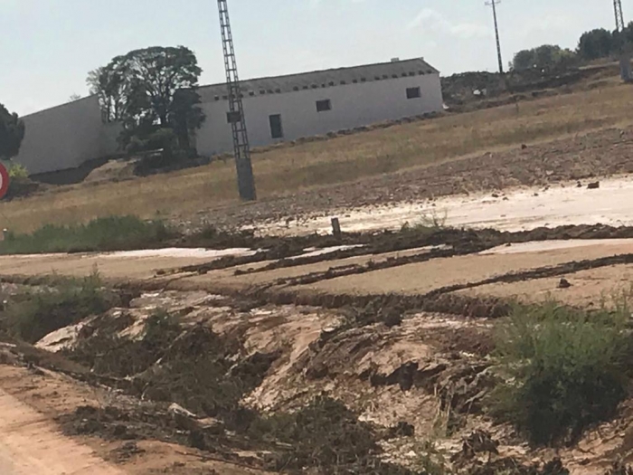 El alcalde de Villarejo de Fuentes pide ayuda a las instituciones para limpiar las calles inundadas y recuperar caminos y carreteras