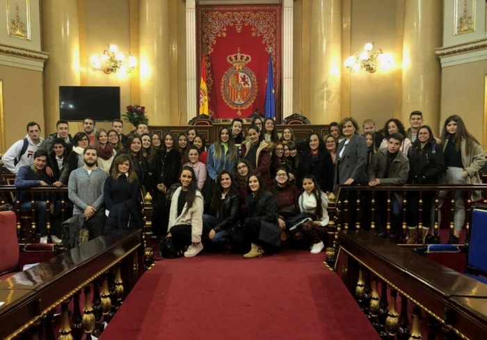 Martínez enseña el Senado a dos grupos de alumnos del Instituto Pedro Mercedes de Cuenca