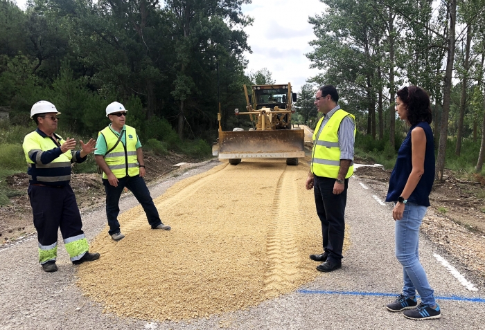 Prieto comprueba el desarrollo de las obras de mejora de la carretera CUV-5003 entre Salvacañete y El Cubillo 